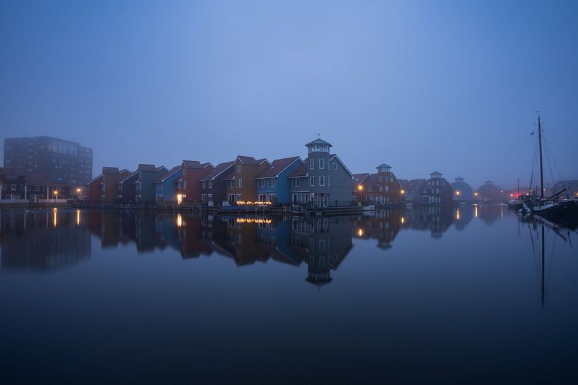 Die bunten Häuser von Reitdiephaven in der Stadt Groningen bei einem schönen, nebligen Sonnenaufgang von Norbert Versteeg