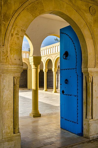Architectuur Ingang Blauwe Deur Mausoleum in Monastir Tunesië van Dieter Walther