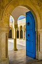 Architectuur Ingang Blauwe Deur Mausoleum in Monastir Tunesië van Dieter Walther thumbnail