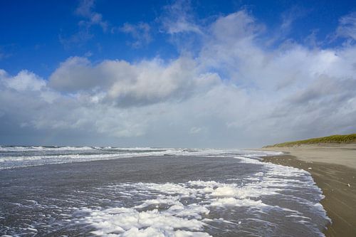 Golven slaan op het Noordzeestrand bij het eiland Texel in de Waddenzee