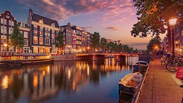 Atmospheric summer evening on the Singel in Amsterdam by Remco Piet