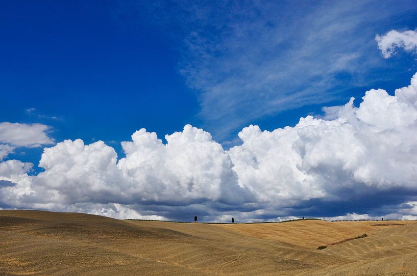 Wolkenlucht in Toscane van Thea Oranje