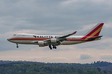 Landing Kalitta Air Boeing 747-400F vrachttoestel. van Jaap van den Berg