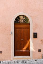 Old Tuscan door in San Gimignano, Italy by Mirjam Broekhof