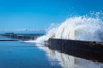 Zeewater over de pier
