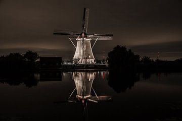 Die Windmühlen von Kinderdijk in den Abend von John Ouwens