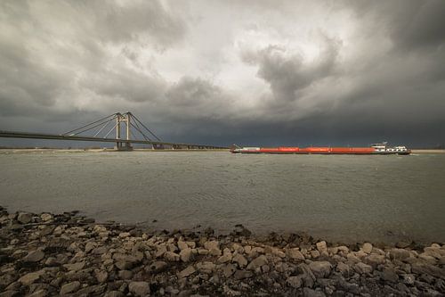 Indrukwekkende lucht boven rivier de Waal en de Prins Willem Alexanderbrug bij Echteld
