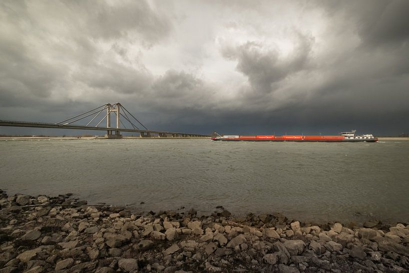 Indrukwekkende lucht boven rivier de Waal en de Prins Willem Alexanderbrug bij Echteld van Moetwil en van Dijk - Fotografie