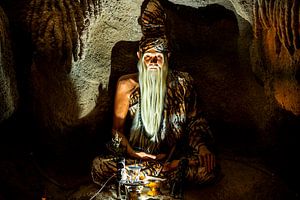 Statue d'ermite dans une grotte