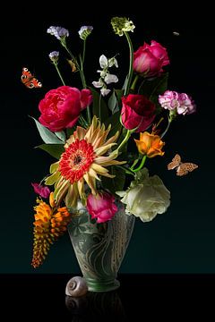 Stilleven met bloemen "Boeket in groene vaas met schelp" van Sander Van Laar