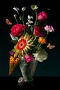 Stilleven met bloemen "Boeket in groene vaas met schelp" van Sander Van Laar thumbnail