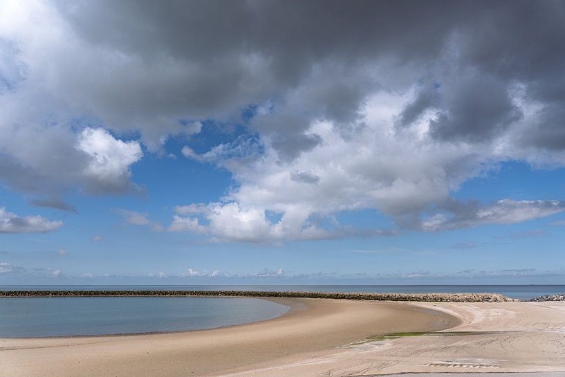 Strand, zee en wolken van E Jansen