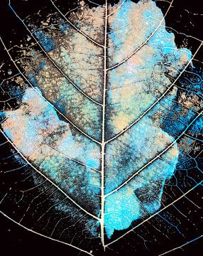 Meditative Pflanzen Blatt Malerei in Blau Beige von Mad Dog Art