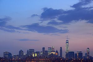 Manhattan Skyline in New York in de avond van Merijn van der Vliet