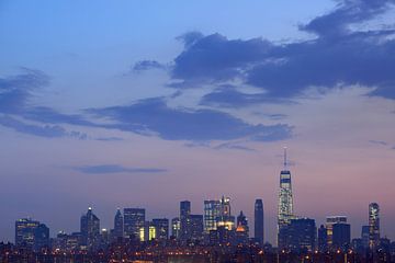 Manhattan skyline in New York in the evening by Merijn van der Vliet