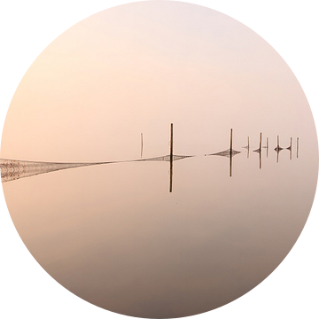 minimalistisch beeld IJsselmeer met fuikenstokken van FotoBob