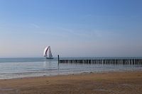 Zeilboot langs de kust van Walcheren