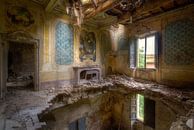 Zimmer in gewalttätigem Verfall. von Roman Robroek – Fotos verlassener Gebäude Miniaturansicht