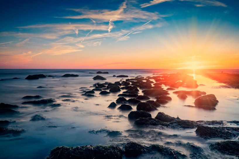 coucher de soleil le long de la mer du Nord avec un brise-lames typique au premier plan par gaps photography