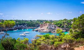 Mallorca baai met boten