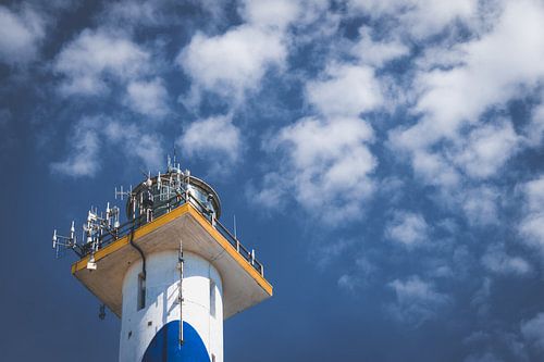 Vuurtoren in de wolken
