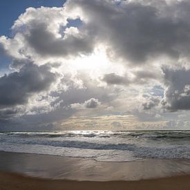 Panorama des Meeres mit Wolken auf dem Atlantik in Frankreich von Joost Adriaanse