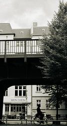 Berlin in Schwarzweiß – Radfahrer unter der Hochbahn