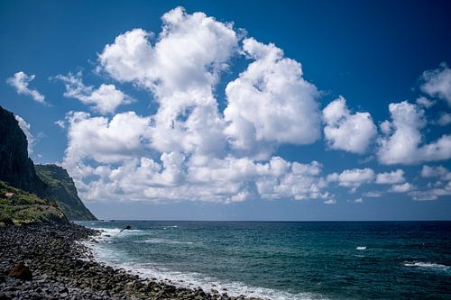 Uitzicht over de kustlijn van Madeira tijdens een mooie zomerdag