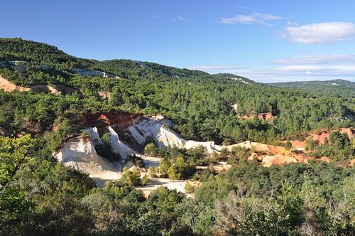 Een mineraal landschap in levendige kleuren