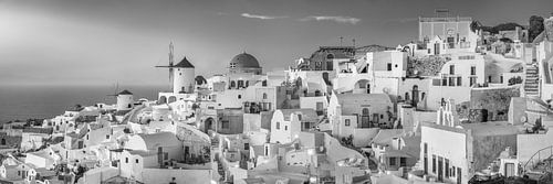Dorp Oia op het eiland Santorini in Griekenland in zwart-wit.