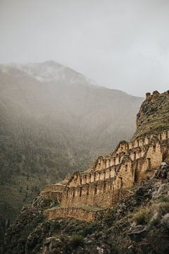 Inca ruine in Peru van Nina Strategier