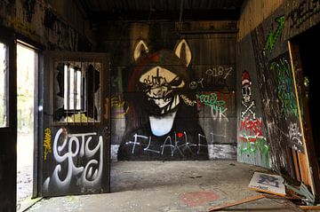 Gothic graffiti urbex schuur  van Martin Van der Pluym