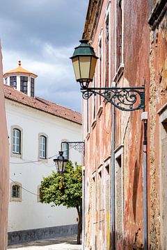 Pittoresk straatje in Faro, Portugal van Evelien Oerlemans