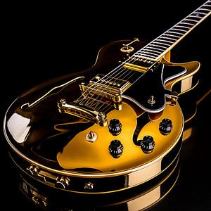 Portrait d'une guitare en or