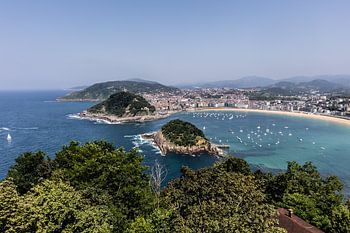 schöne Aussicht auf die Bucht (La Concha) von San Sebastian (Donestia)