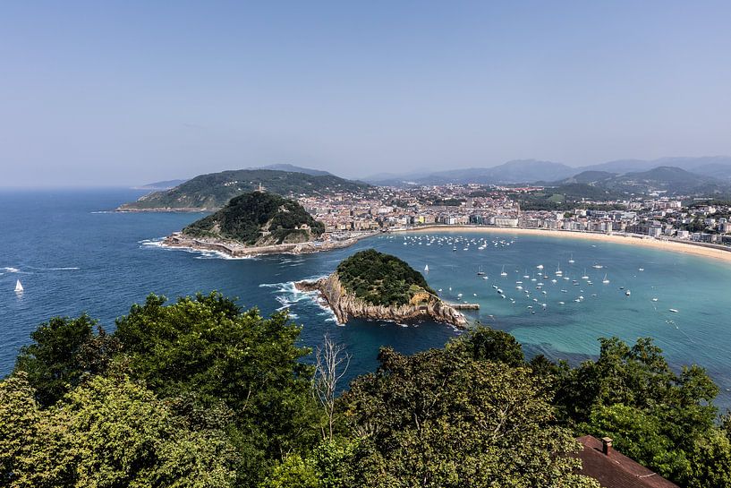 schöne Aussicht auf die Bucht (La Concha) von San Sebastian (Donestia) von Eric van Nieuwland