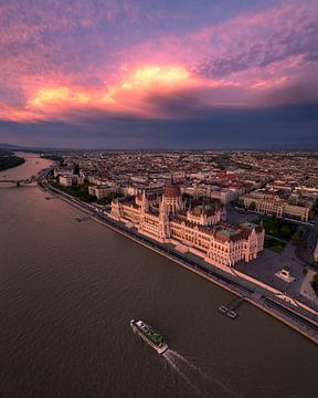 Parlamentsgebäude von Budapest bei Sonnenuntergang von Ewold Kooistra