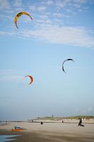 Op het strand. Kitesurfers
