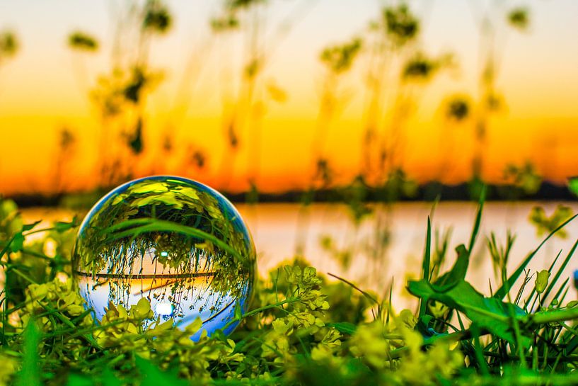 Lever de soleil à travers une boule de verre par Ab Donker
