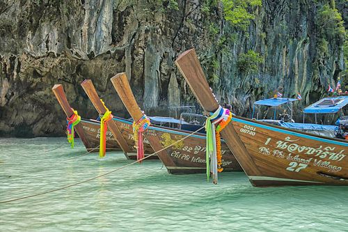 Long-tail boten bij Phi Phi eiland