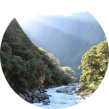 Incatrail - Rivier bij Machu Picchu Peru van Berg Photostore