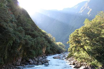 Incatrail - Rivier bij Machu Picchu Peru van Berg Photostore