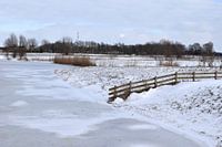 Gefrorener Graben mit Schnee und Eis