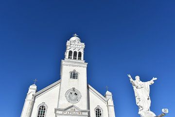 De dorpskerk onder een blauwe hemel van Claude Laprise