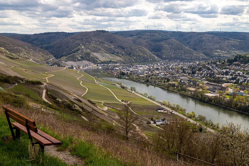 Blick auf das Tal der Mosel und die Stadt Bernkastel-Kues von Reiner Conrad