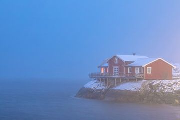Huis aan zee in de mist van Tilo Grellmann