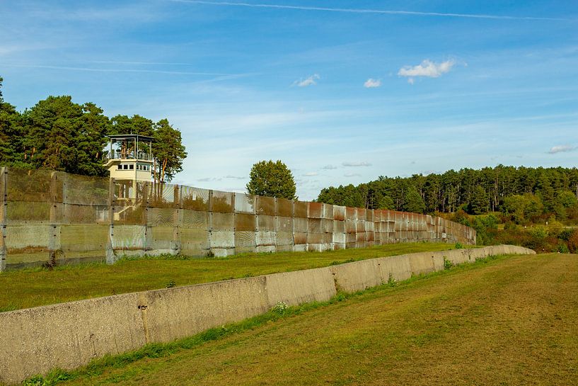 Spaziergang auf dem Kolonnenweg in der Nähe der Gedenkstätte Point Alpha von Oliver Hlavaty