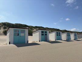 Strandhäuschen in einer unberührten Dünenlandschaft von Buro JEB ~ Studio NotARTificial