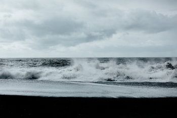Wellen am schwarzen Sandstrand von Reynisfjara