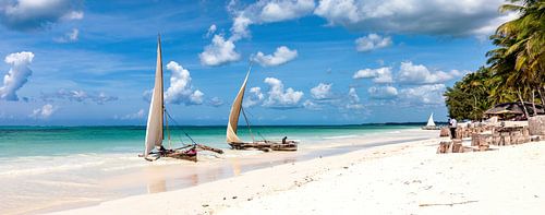 Dhows traditionnels sur la plage de Zanzibar